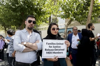 تجمع اعضای «انجمن نجات» مقابل سفارت ترکیه