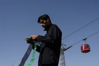 صعود به قله توچال با پرچم عزاداری امام حسین (ع)