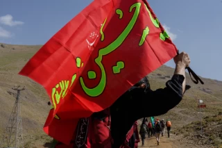 صعود به قله توچال با پرچم عزاداری امام حسین (ع)