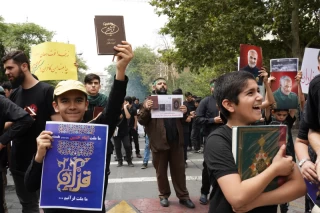 تجمع دانش آموزان مقابل سفارت سوئد در تهران