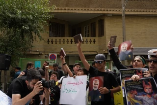 تجمع دانش آموزان مقابل سفارت سوئد در تهران