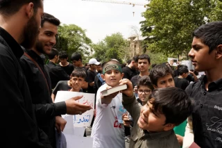 تجمع دانش آموزان مقابل سفارت سوئد در تهران