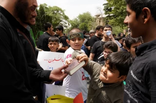 تجمع دانش آموزان مقابل سفارت سوئد در تهران