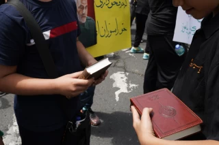 تجمع دانش آموزان مقابل سفارت سوئد در تهران