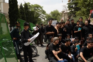 تجمع دانش آموزان مقابل سفارت سوئد در تهران