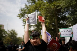 تجمع دانش آموزان مقابل سفارت سوئد در تهران