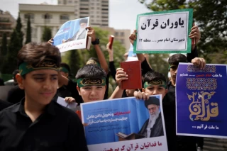 تجمع دانش آموزان مقابل سفارت سوئد در تهران