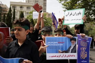 تجمع دانش آموزان مقابل سفارت سوئد در تهران
