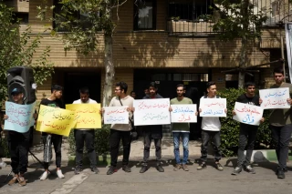 تجمع دانش آموزان مقابل سفارت سوئد در تهران