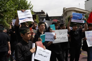 تجمع دانش آموزان مقابل سفارت سوئد در تهران