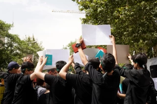 تجمع دانش آموزان مقابل سفارت سوئد در تهران