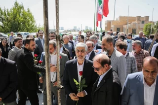 حضور کیومرث هاشمی بر سر مزار شهدای گمنام