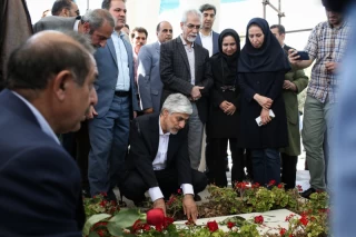 حضور کیومرث هاشمی بر سر مزار شهدای گمنام