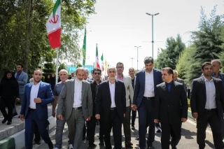 حضور کیومرث هاشمی بر سر مزار شهدای گمنام