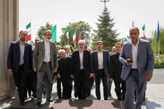 حضور کیومرث هاشمی بر سر مزار شهدای گمنام